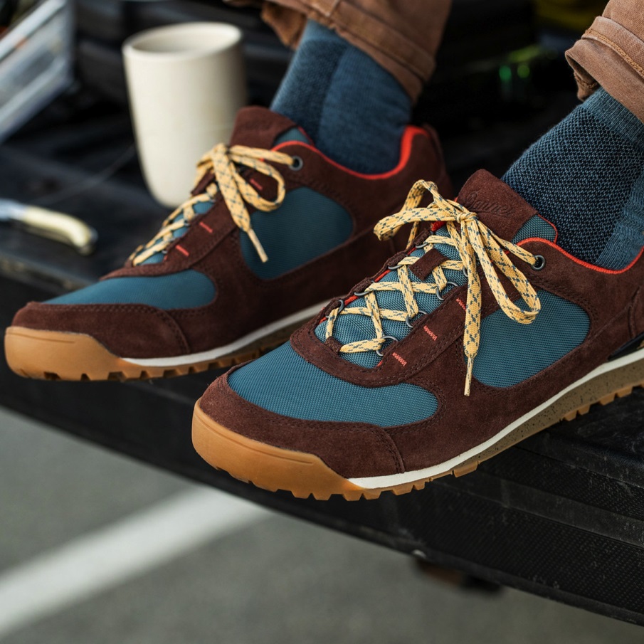 Σχηματίζω χαμηλό σκούρο γήινο/καλικάντζαρο μπλε